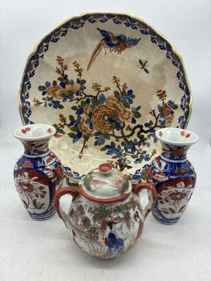 trois vases et une assiette ornée d'un oiseau