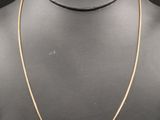 un collier à chaîne en or sur un mannequin mannequin mannequin mannequin mannequin mannequin mannequin mannequin mannequin mannequin