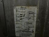 une affiche apposée sur le mur d'un immeuble indiquant qu'il est dangereux d'utiliser les toilettes