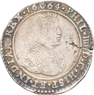 Gros plan sur une pièce de monnaie ornée d'une couronne