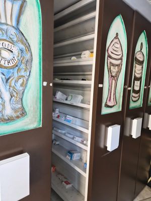 une peinture sur la porte d'un magasin représentant des glaces