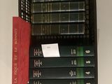 une pile de livres posée sur une étagère à côté d'une bibliothèque