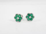 une paire de boucles d'oreilles en émeraude et diamant