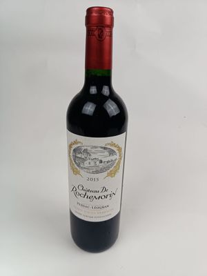 une bouteille de vin posée sur une table