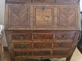 un bureau en bois sur lequel est posé un ordinateur portable