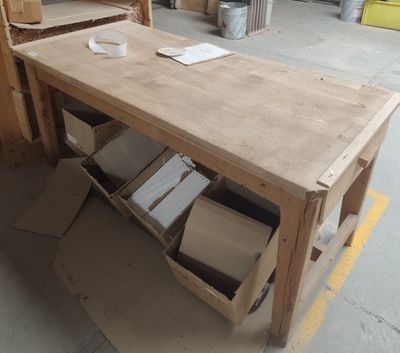 une table en bois sur laquelle sont posées plusieurs boîtes
