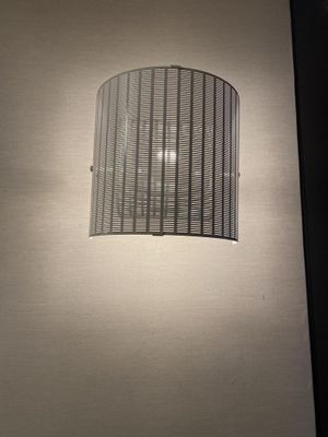 une lumière allumée dans un coin de la pièce