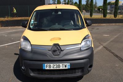 une camionnette jaune et noire garée sur un parking