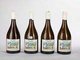 trois bouteilles de vin posées l'une à côté de l'autre sur une table