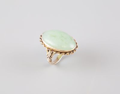 une bague en or sertie d'une pierre de jade verte au centre