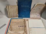 quelques vieux livres sont posés sur une table, avec une paire de ciseaux à côté