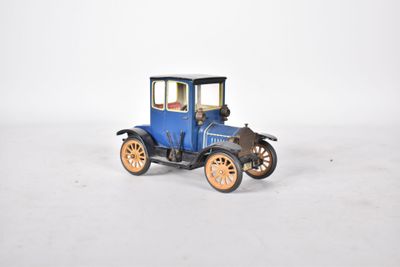 une petite voiture miniature posée sur une surface blanche