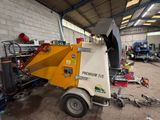 une petite machine garée dans un garage