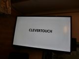 un grand écran sur lequel figure le mot « Clevertouch »