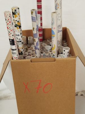de nombreux rouleaux de papier d'emballage dans une boîte en carton