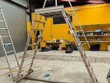 une échelle posée au milieu d'une pièce