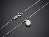 une paire de colliers en diamants sur fond noir