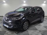 la voiture noire est garée sur un sol en damier dans le garage