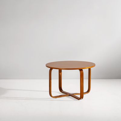une table ronde avec un piètement et un plateau en bois