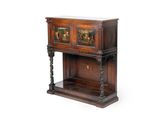 une petite armoire en bois ornée d'une peinture