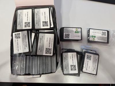 une boîte de cartes et une boîte de piles posées sur une table