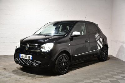 la photo d'une petite voiture noire garée dans un garage