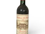 une bouteille de vin posée sur une table