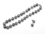 gros plan d'un collier et de boucles d'oreilles sur une surface blanche