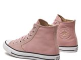 une paire de baskets montantes roses sur fond blanc