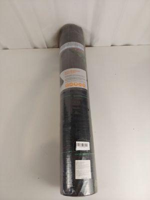 un gros plan sur un rouleau de tissu noir posé sur une surface blanche