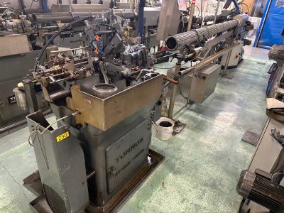 de nombreuses machines qui fonctionnent ensemble dans une usine