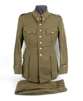 an army uniform is displayed on a mannequin mannequin