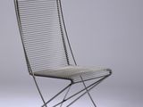 une image représentant une chaise à structure métallique sur fond blanc
