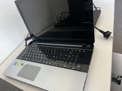 un ordinateur portable posé sur un bureau