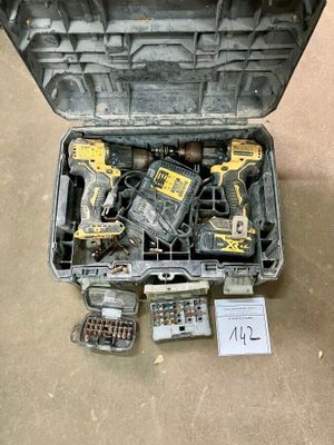 une boîte à outils avec des outils sur le sol