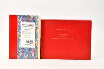 un livre rouge à la couverture rouge posé sur une surface blanche