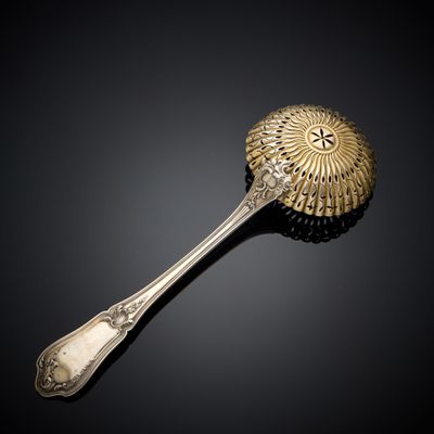 une cuillère ancienne en argent avec un motif floral sur le manche