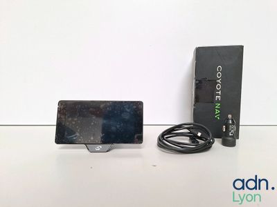 une photo d'un téléphone portable posé à côté d'un chargeur sur une table