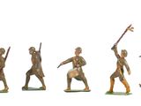 plusieurs figurines représentant des hommes armés de lances, dans différentes poses