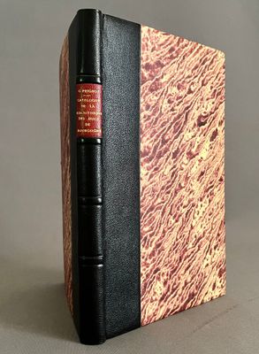 un vieux livre à la couverture noire posé sur une table
