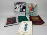plusieurs livres sont posés sur une surface blanche avec un fond blanc