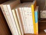 une étagère avec un tas de livres dessus