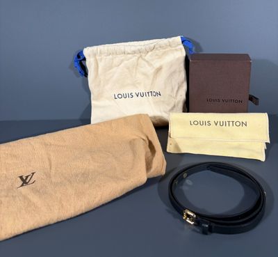 LOUIS VUITTON UNIFORMES Fine ceinture en cuir noir clouté or…