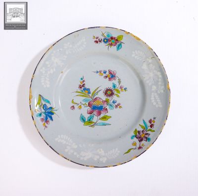 une assiette ornée d'un motif floral sur une surface blanche