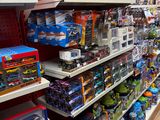 de nombreux jouets sont exposés sur les étagères du magasin, destinés à la vente