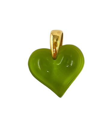 une image représentant un pendentif vert en forme de cœur sur fond blanc