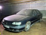 une voiture garée dans un garage dont le sol est sale