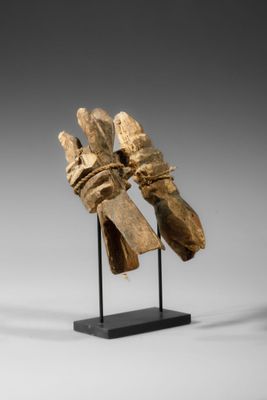 un gros plan d'une sculpture représentant une main posée sur un socle
