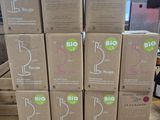 des boîtes empilées les unes sur les autres sur une table dans un magasin