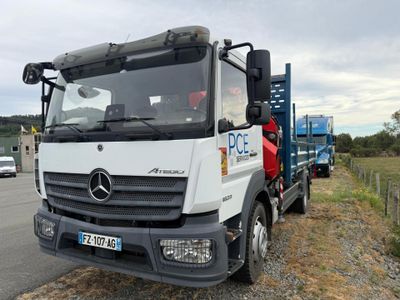 un camion blanc garé sur le bord de la route